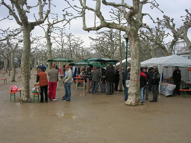 Darmstadt 001.jpg - Ostern 2008 - zwei Tage nach Frühlingsanfang: Kalt (0 Grad), nass, Schneeregen. Und bei diesem Mistwetter soll man Boule spielen?